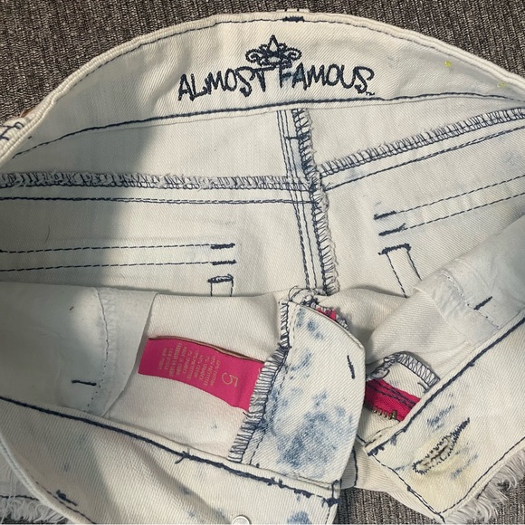 Women’s Almost Famous shorts size 5 - Picture 3 of 3